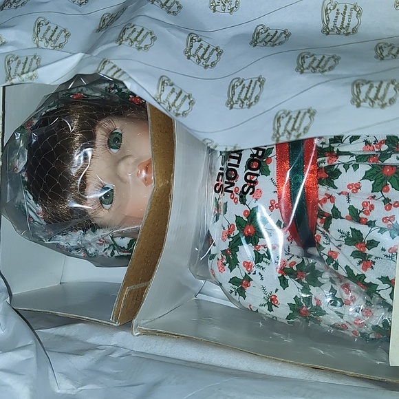 The heritage collection Christmas holly doll vintage w certificate of authentici - Picture 3 of 3